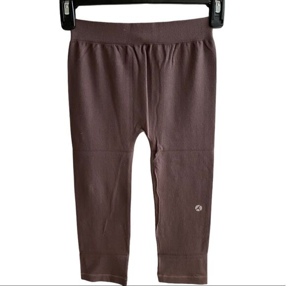 Avocado Capri Leggings    - Picture 12 of 12